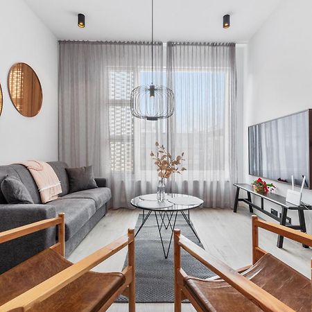 Vibrant Hafnatorg I Spacious Property With Expansive Garage 雷克雅維克 外观 照片