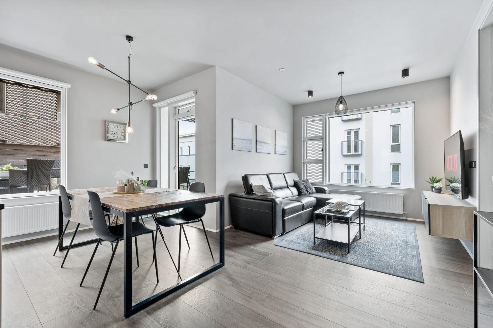 Vibrant Hafnatorg I Spacious Property With Expansive Garage 雷克雅維克 外观 照片