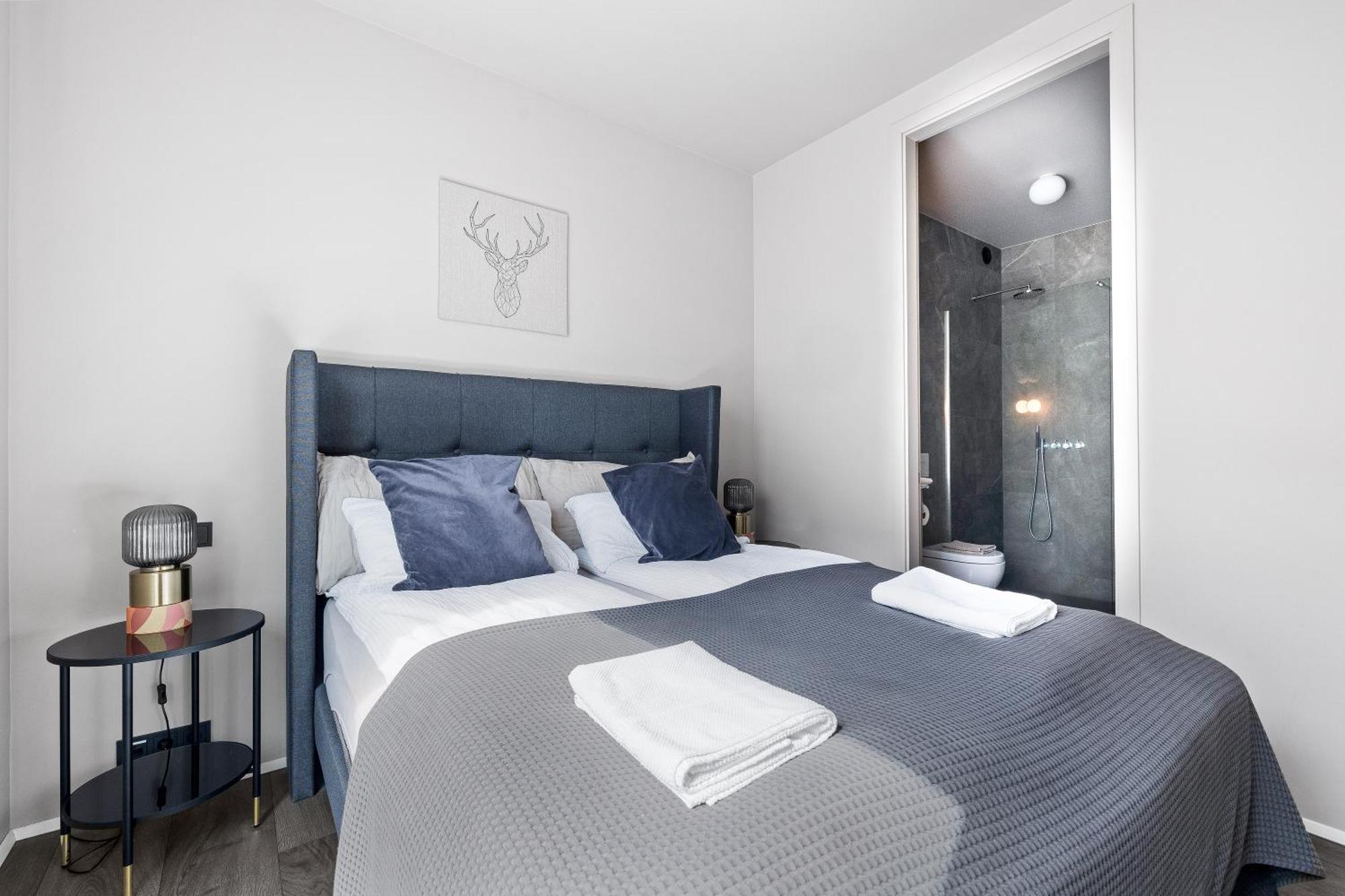 Vibrant Hafnatorg I Spacious Property With Expansive Garage 雷克雅維克 外观 照片