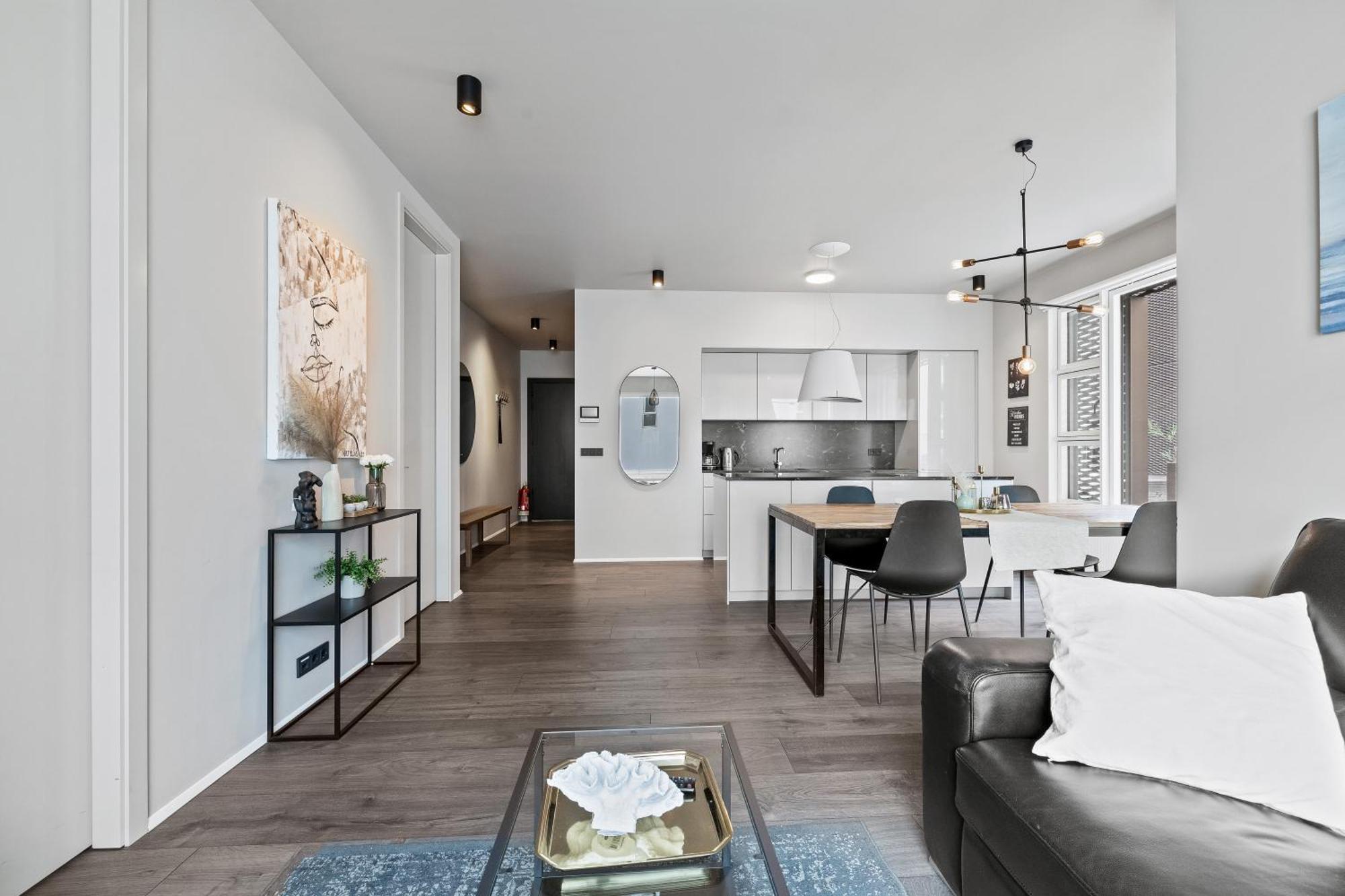 Vibrant Hafnatorg I Spacious Property With Expansive Garage 雷克雅維克 外观 照片