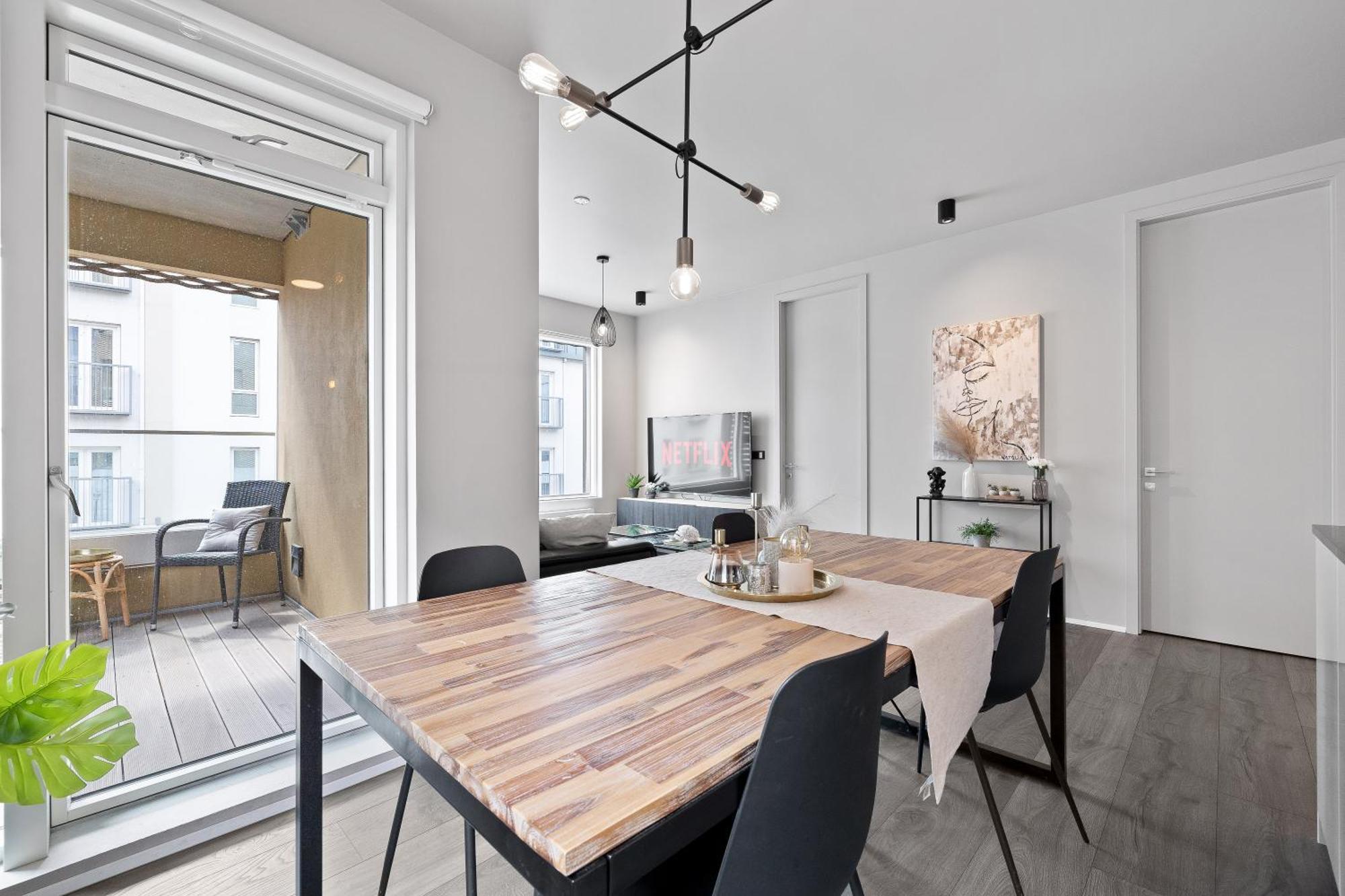 Vibrant Hafnatorg I Spacious Property With Expansive Garage 雷克雅維克 外观 照片