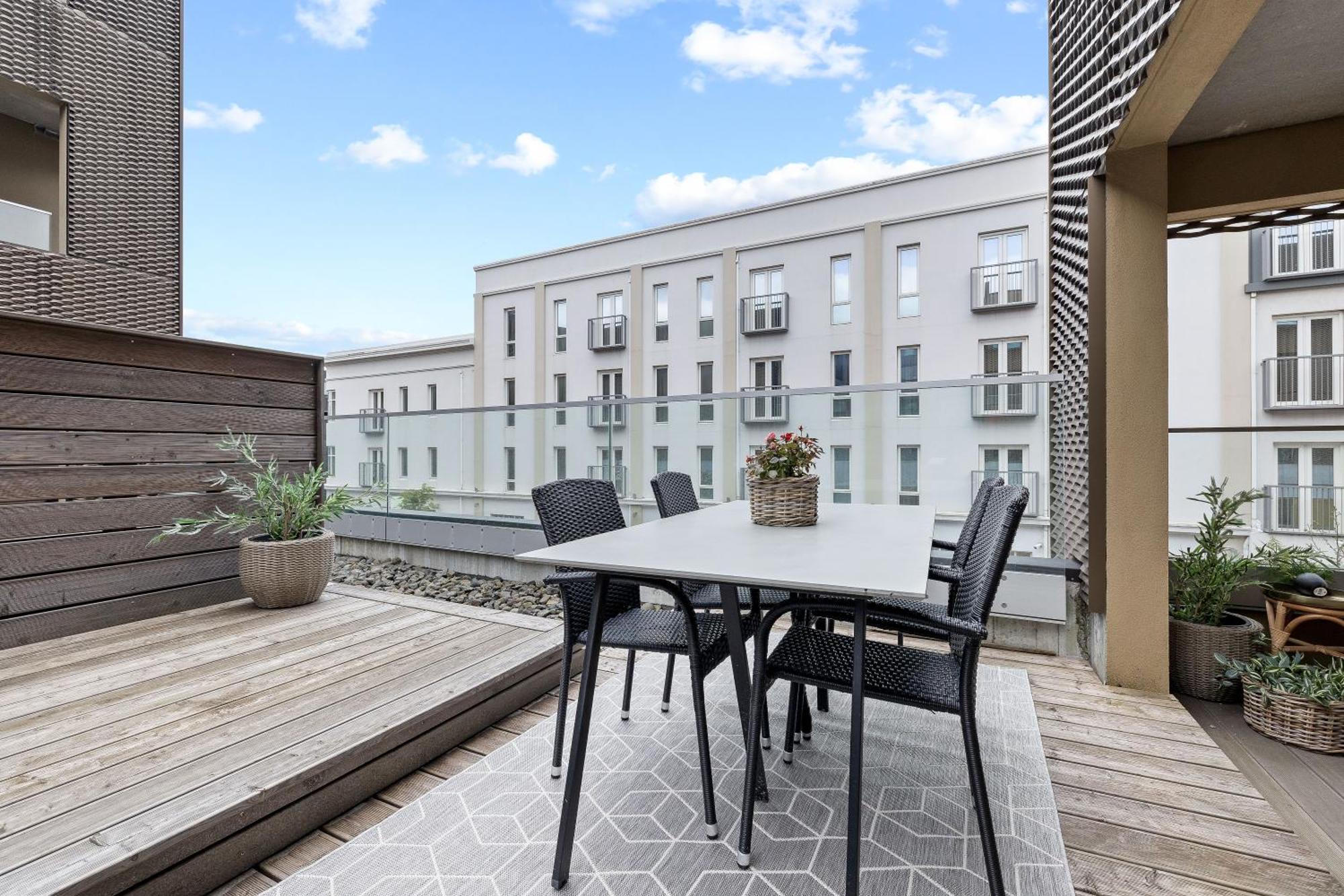 Vibrant Hafnatorg I Spacious Property With Expansive Garage 雷克雅維克 外观 照片