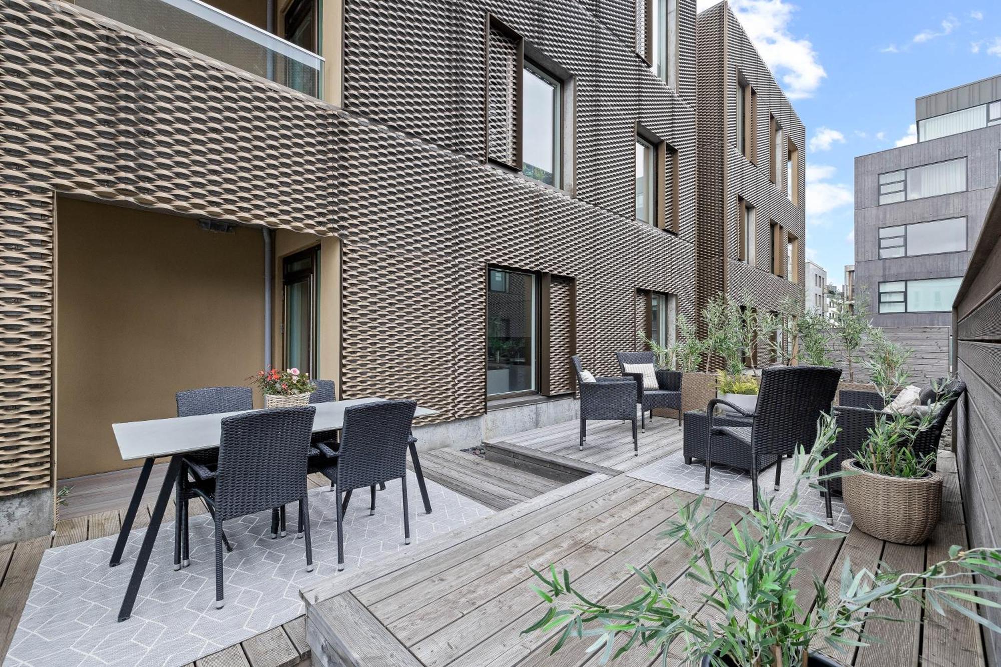 Vibrant Hafnatorg I Spacious Property With Expansive Garage 雷克雅維克 外观 照片