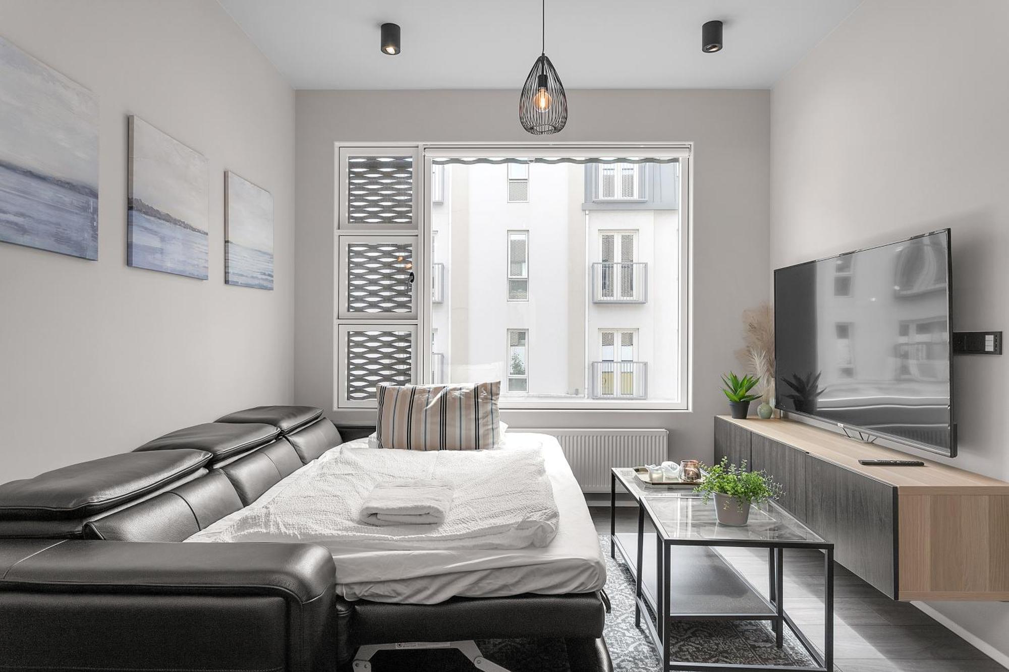 Vibrant Hafnatorg I Spacious Property With Expansive Garage 雷克雅維克 外观 照片