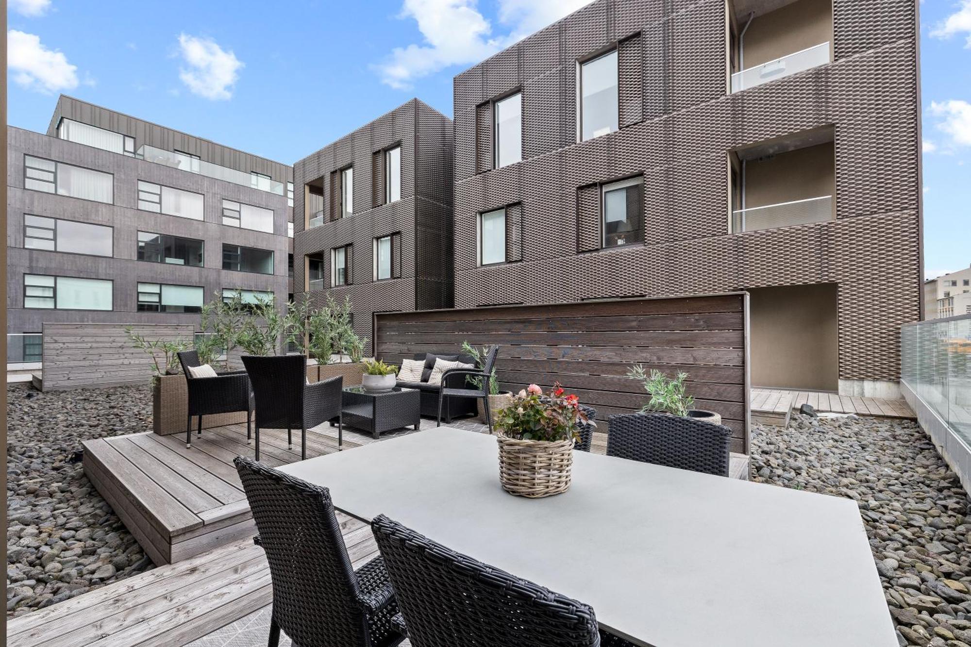 Vibrant Hafnatorg I Spacious Property With Expansive Garage 雷克雅維克 外观 照片