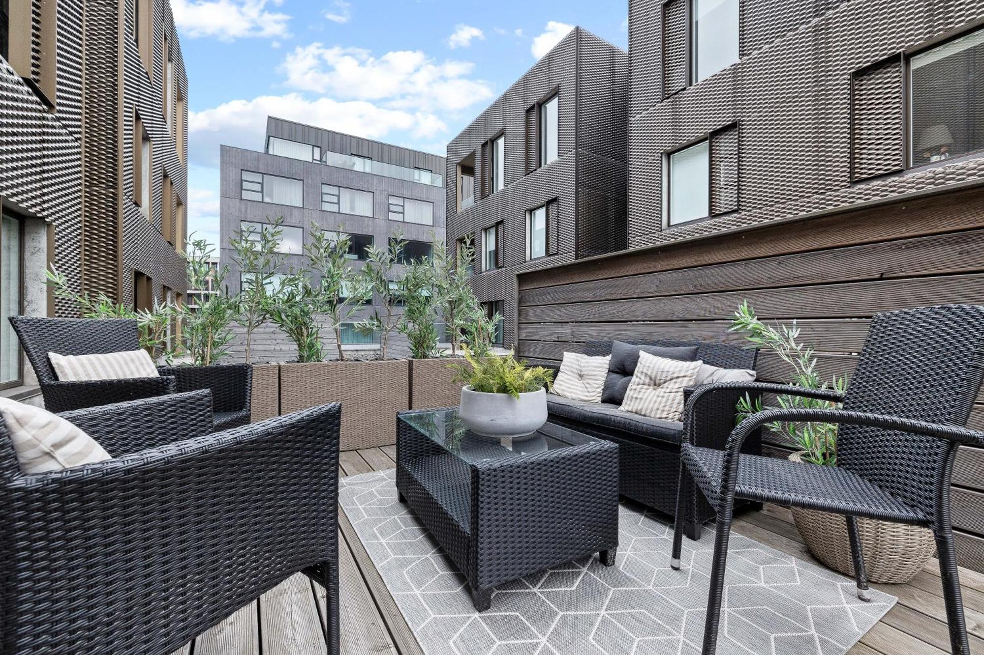 Vibrant Hafnatorg I Spacious Property With Expansive Garage 雷克雅維克 外观 照片