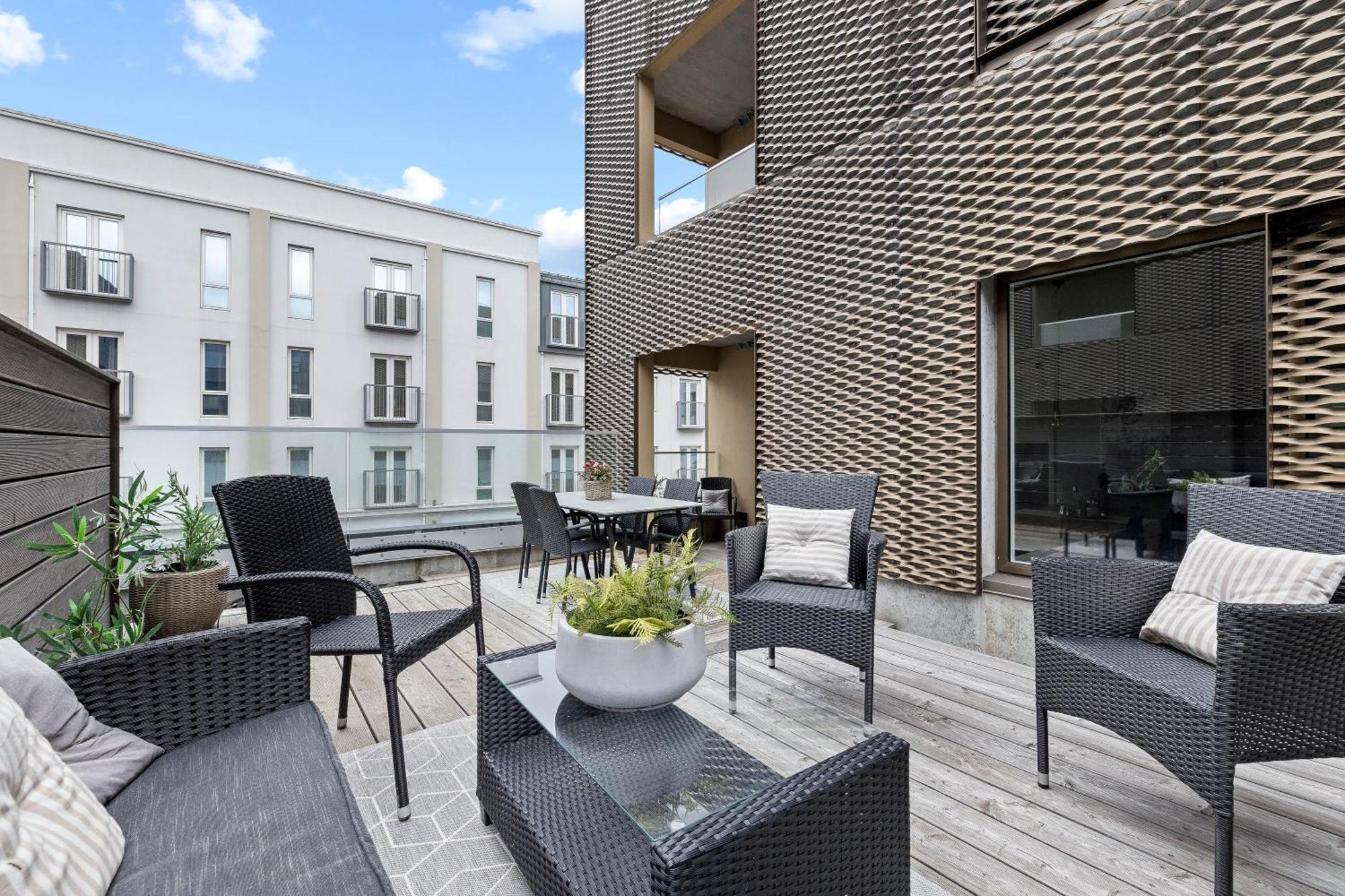 Vibrant Hafnatorg I Spacious Property With Expansive Garage 雷克雅維克 外观 照片
