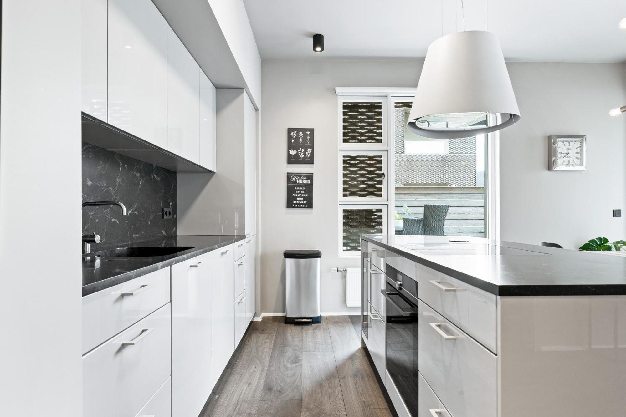 Vibrant Hafnatorg I Spacious Property With Expansive Garage 雷克雅維克 外观 照片