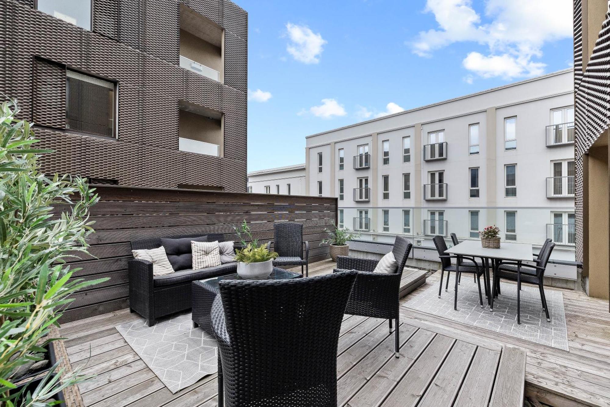 Vibrant Hafnatorg I Spacious Property With Expansive Garage 雷克雅維克 外观 照片