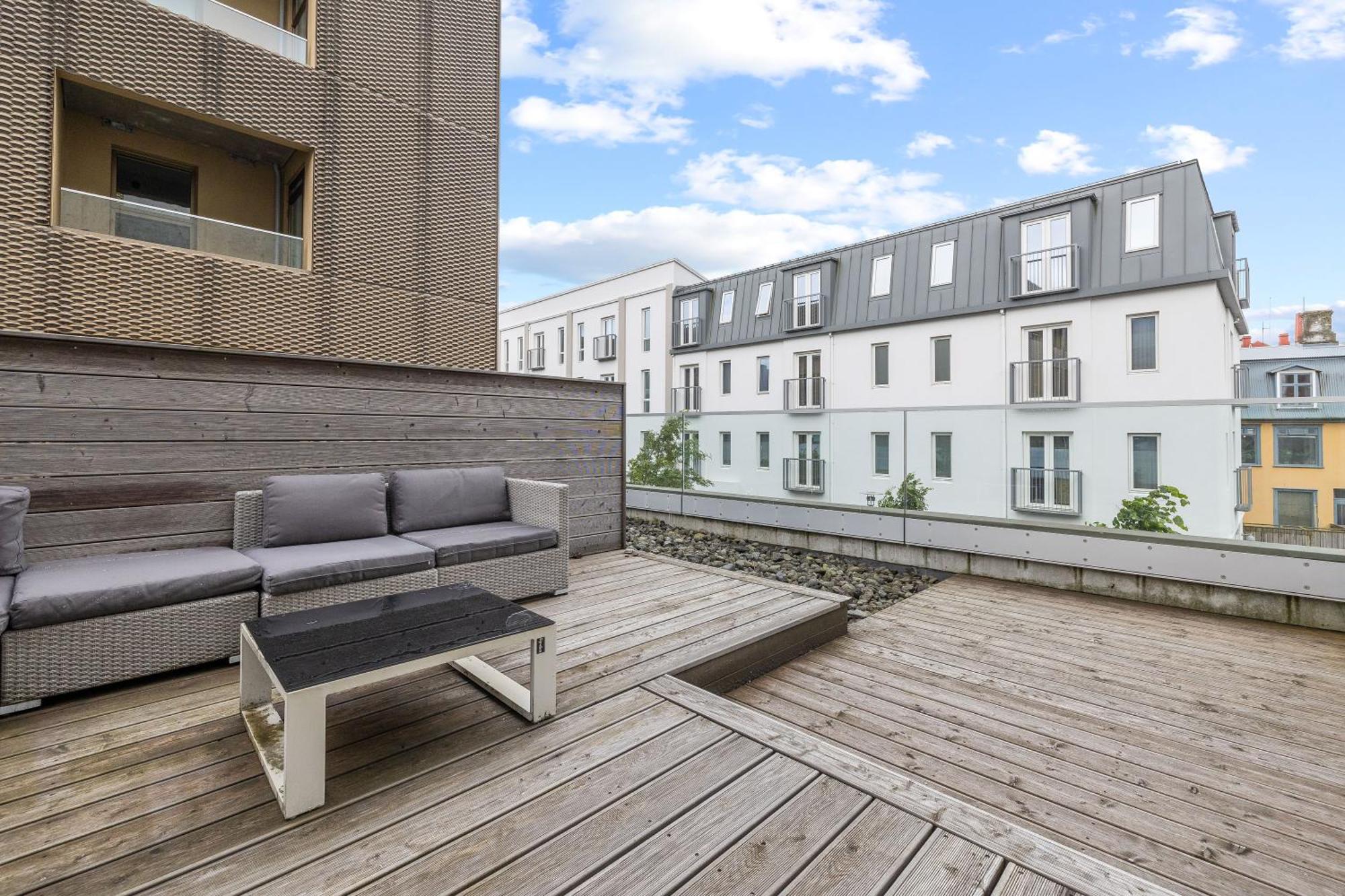 Vibrant Hafnatorg I Spacious Property With Expansive Garage 雷克雅維克 外观 照片