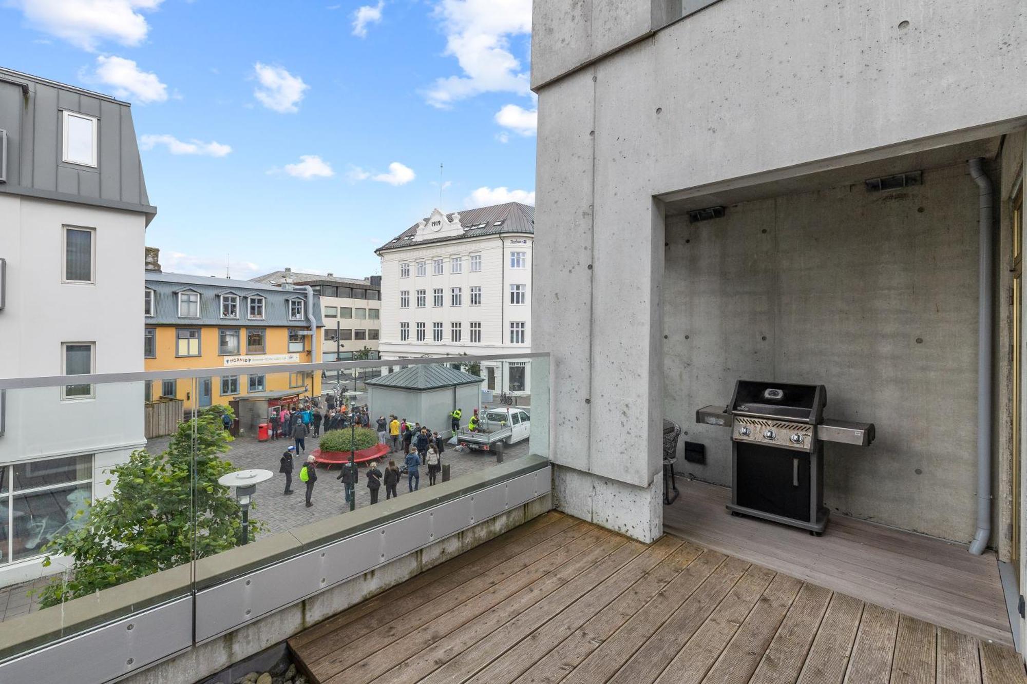 Vibrant Hafnatorg I Spacious Property With Expansive Garage 雷克雅維克 外观 照片
