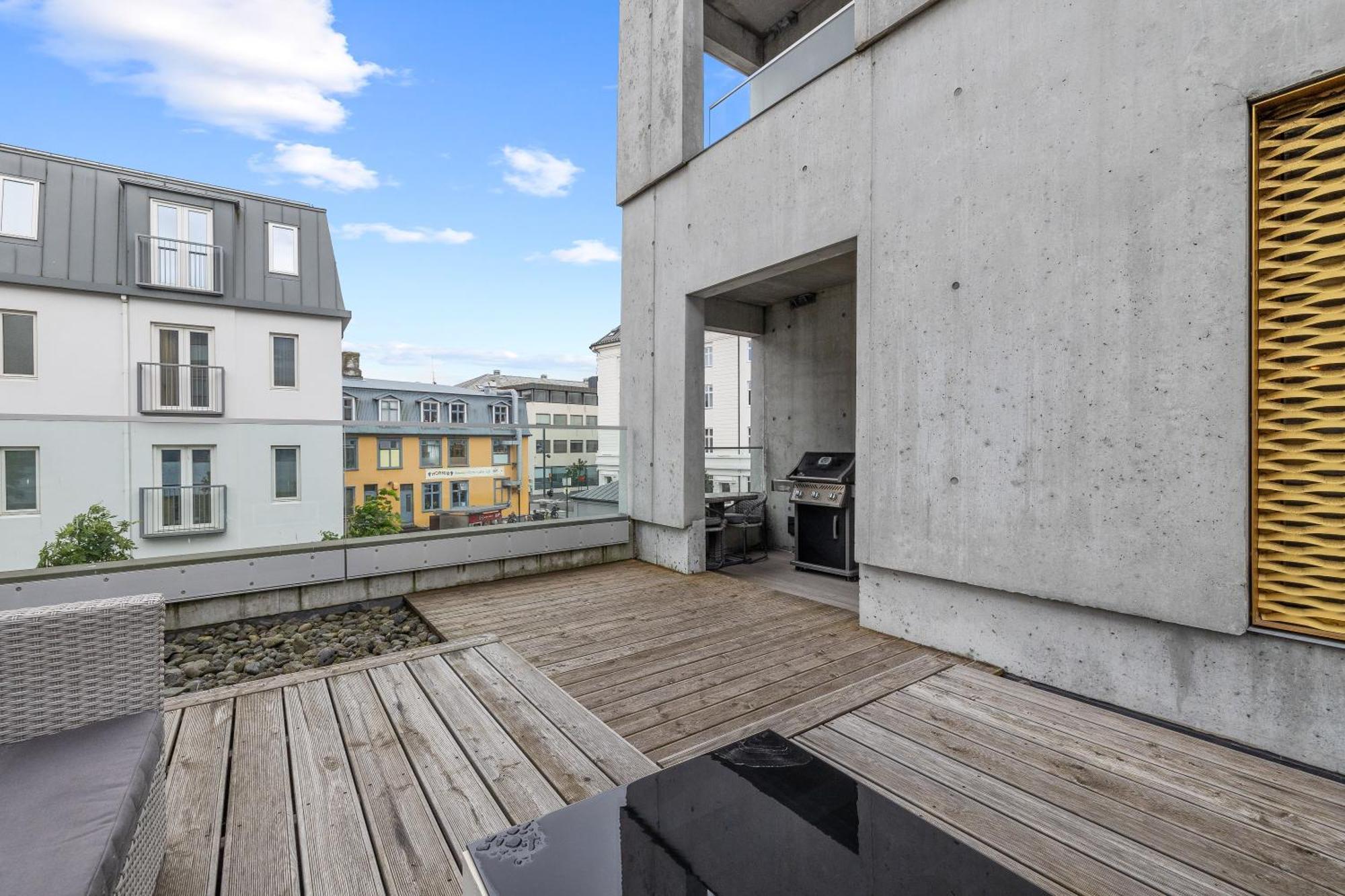 Vibrant Hafnatorg I Spacious Property With Expansive Garage 雷克雅維克 外观 照片
