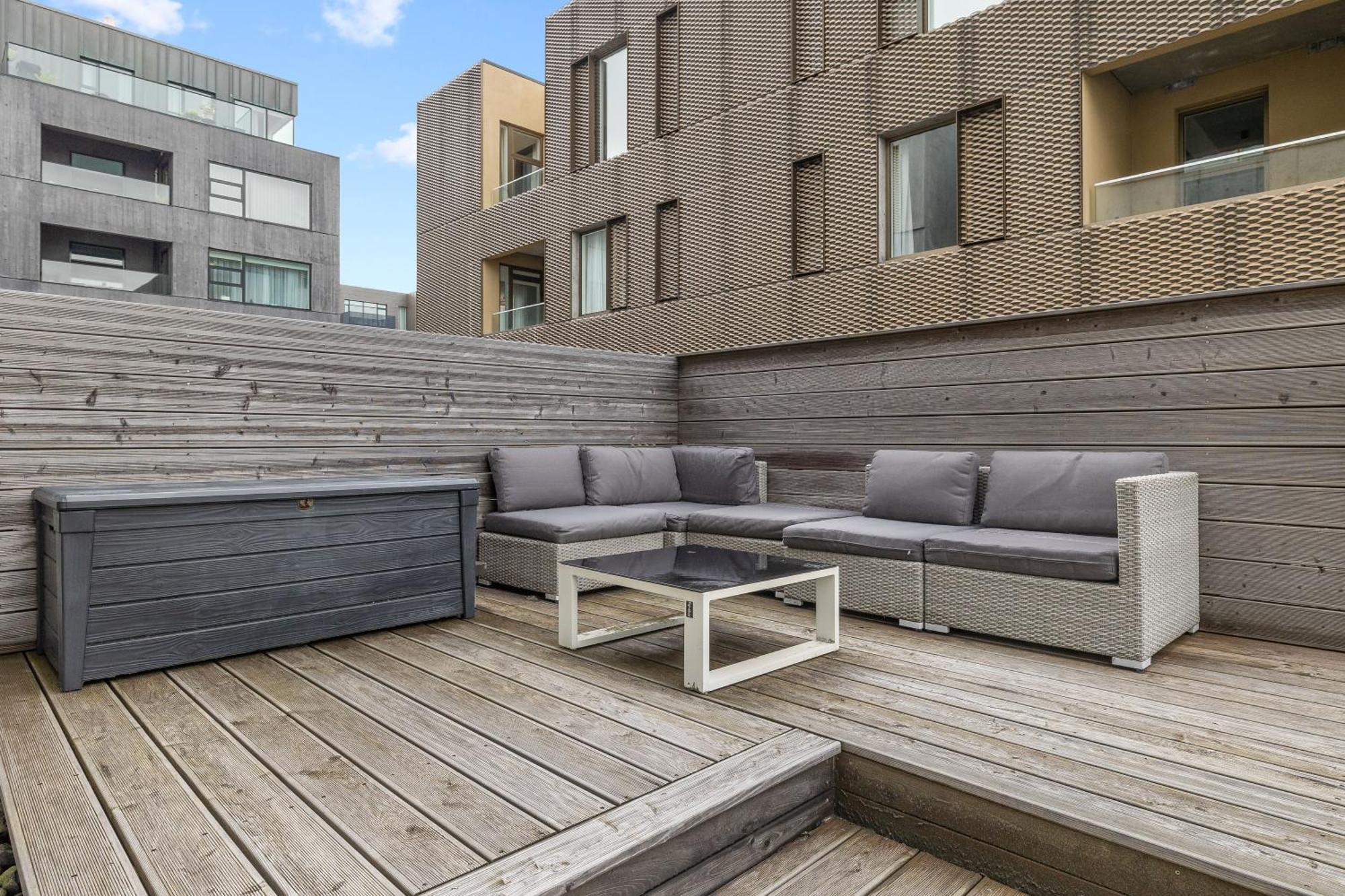 Vibrant Hafnatorg I Spacious Property With Expansive Garage 雷克雅維克 外观 照片