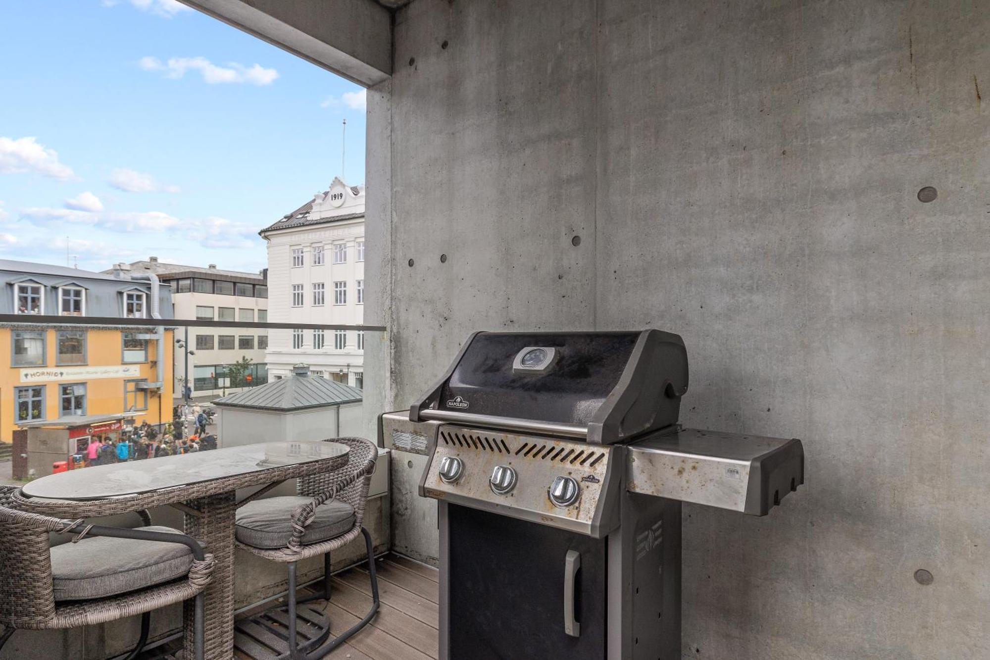 Vibrant Hafnatorg I Spacious Property With Expansive Garage 雷克雅維克 外观 照片