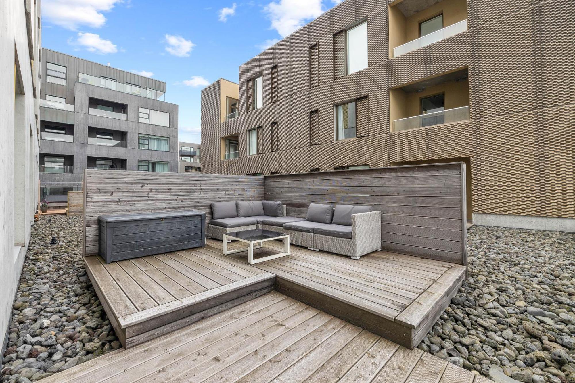 Vibrant Hafnatorg I Spacious Property With Expansive Garage 雷克雅維克 外观 照片
