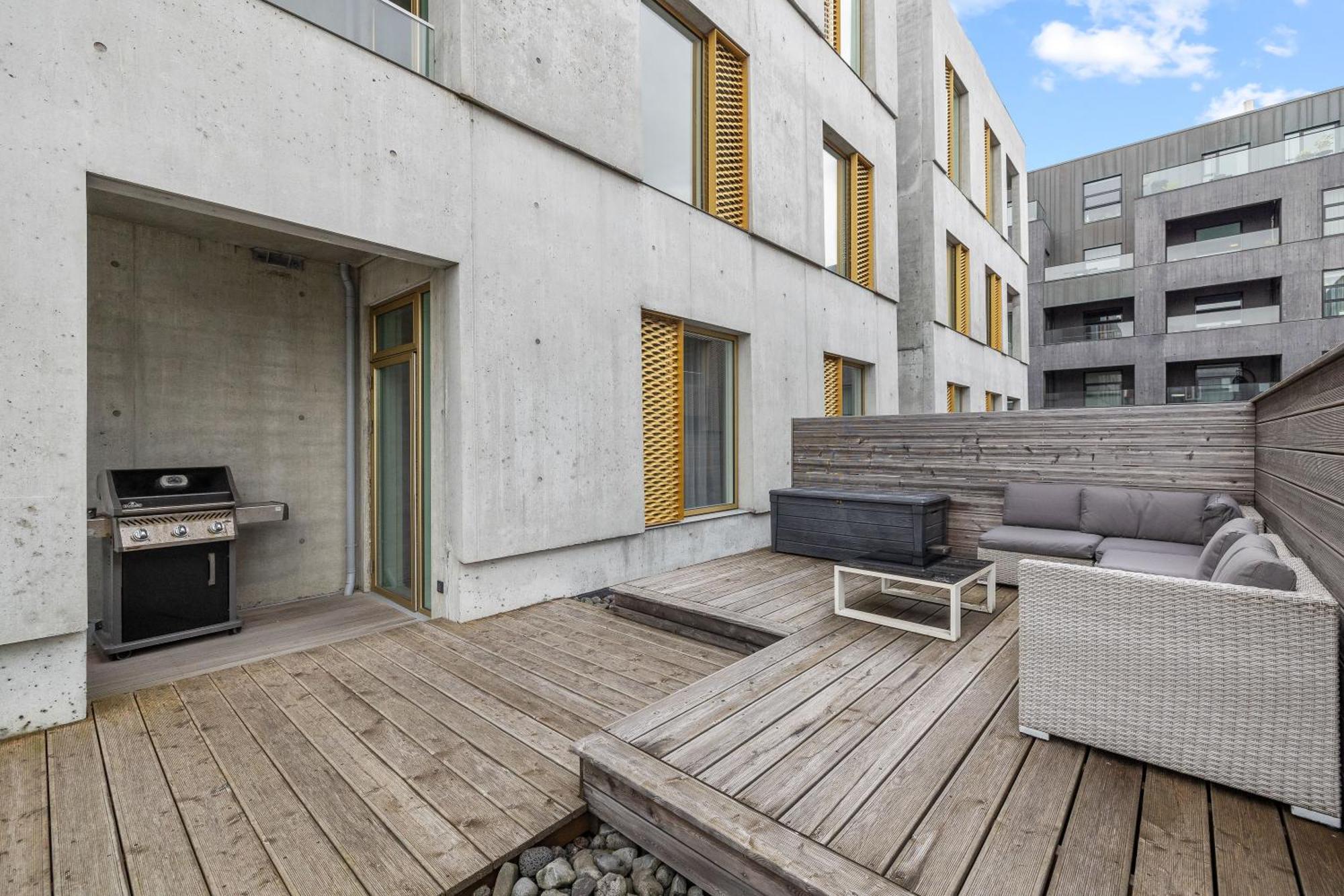 Vibrant Hafnatorg I Spacious Property With Expansive Garage 雷克雅維克 外观 照片