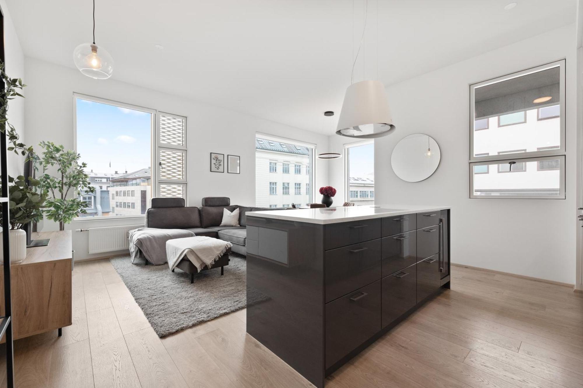 Vibrant Hafnatorg I Spacious Property With Expansive Garage 雷克雅維克 外观 照片