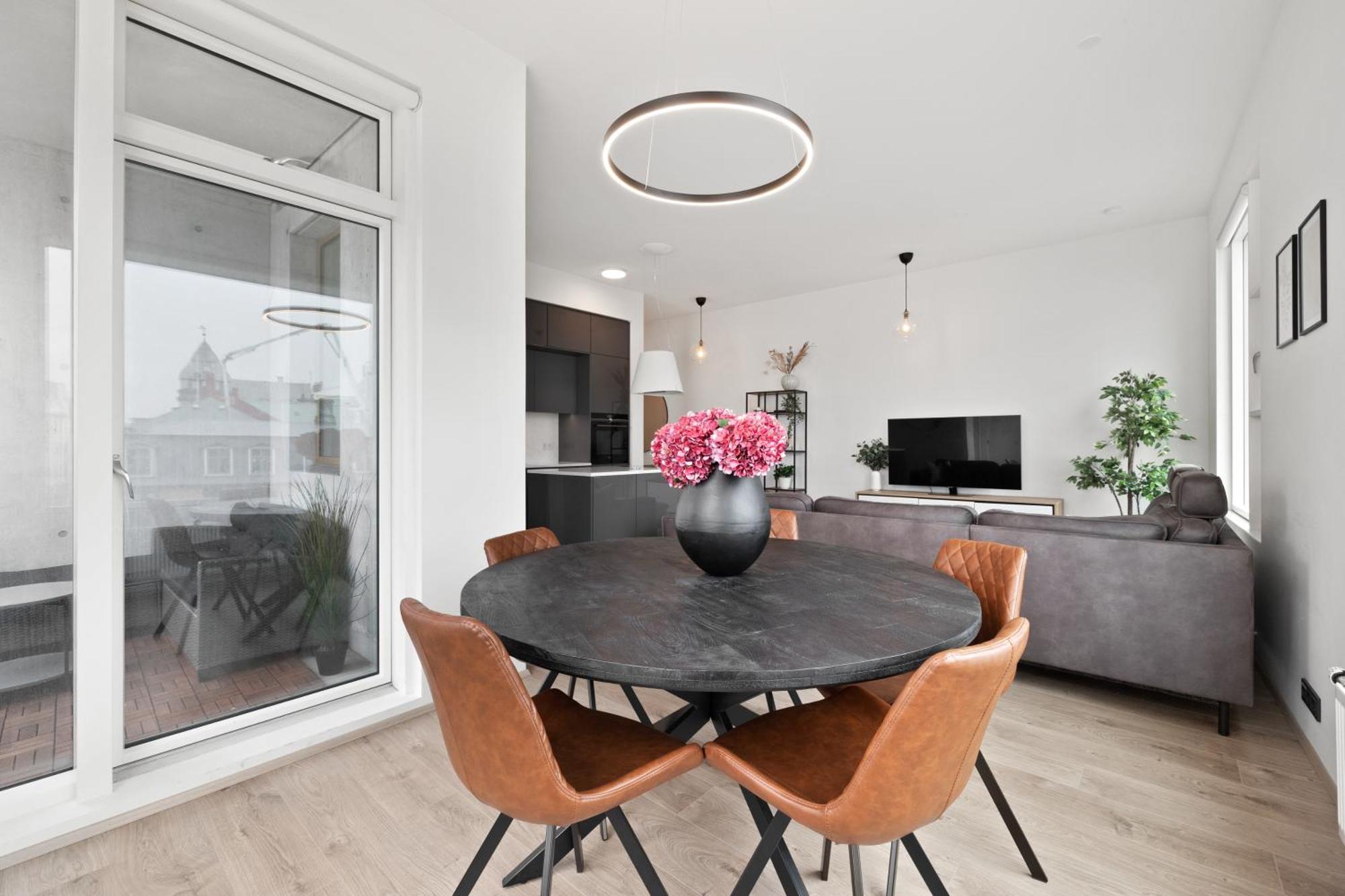 Vibrant Hafnatorg I Spacious Property With Expansive Garage 雷克雅維克 外观 照片