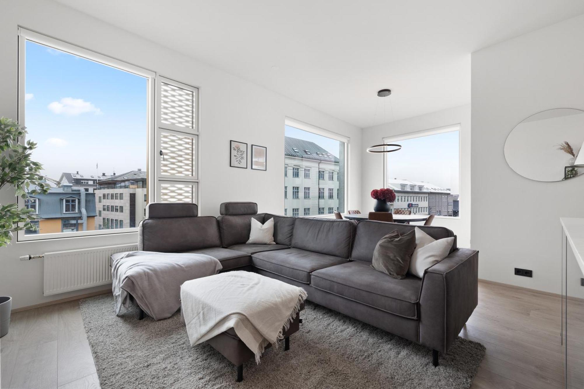Vibrant Hafnatorg I Spacious Property With Expansive Garage 雷克雅維克 外观 照片