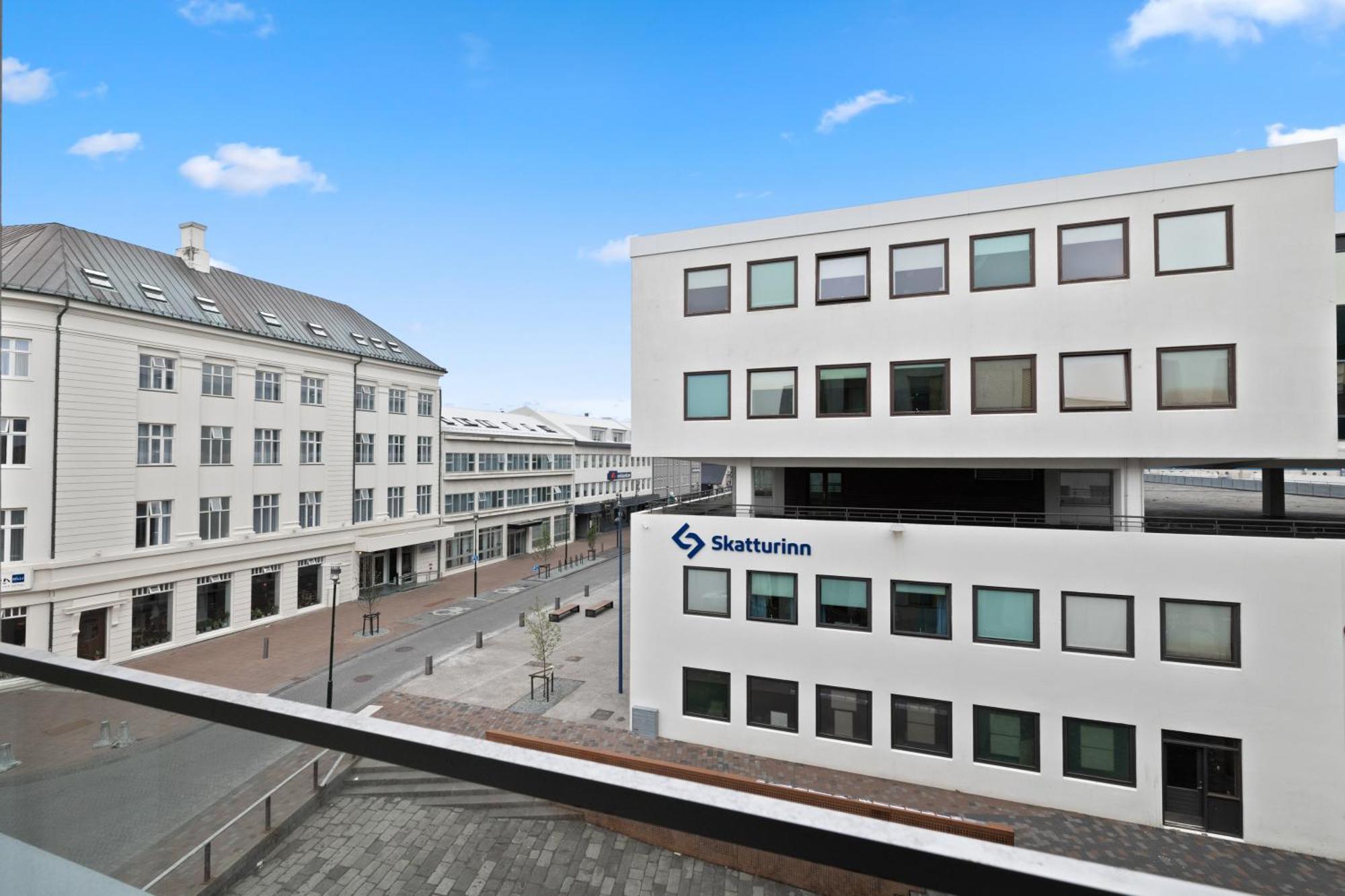 Vibrant Hafnatorg I Spacious Property With Expansive Garage 雷克雅維克 外观 照片