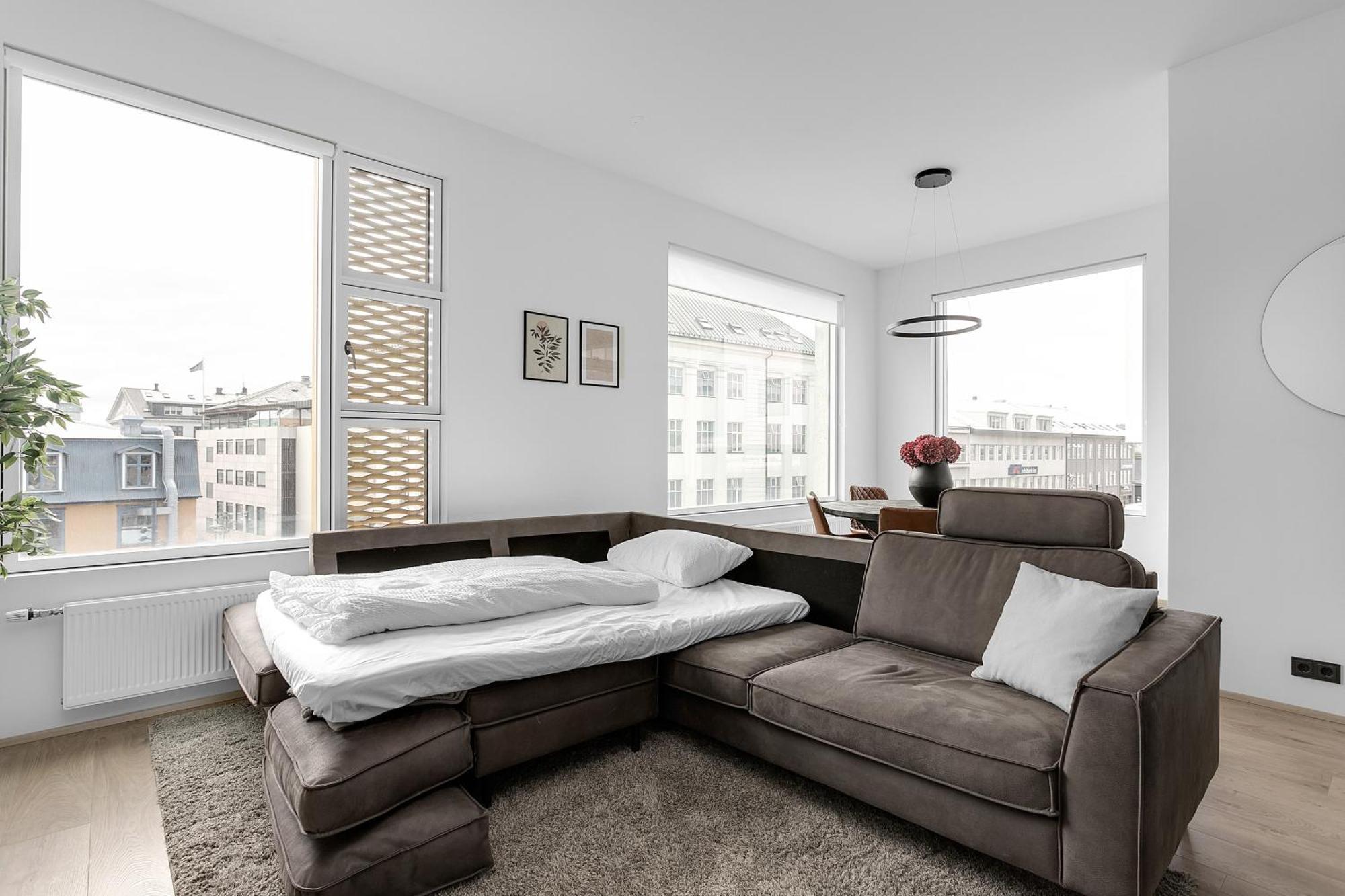 Vibrant Hafnatorg I Spacious Property With Expansive Garage 雷克雅維克 外观 照片