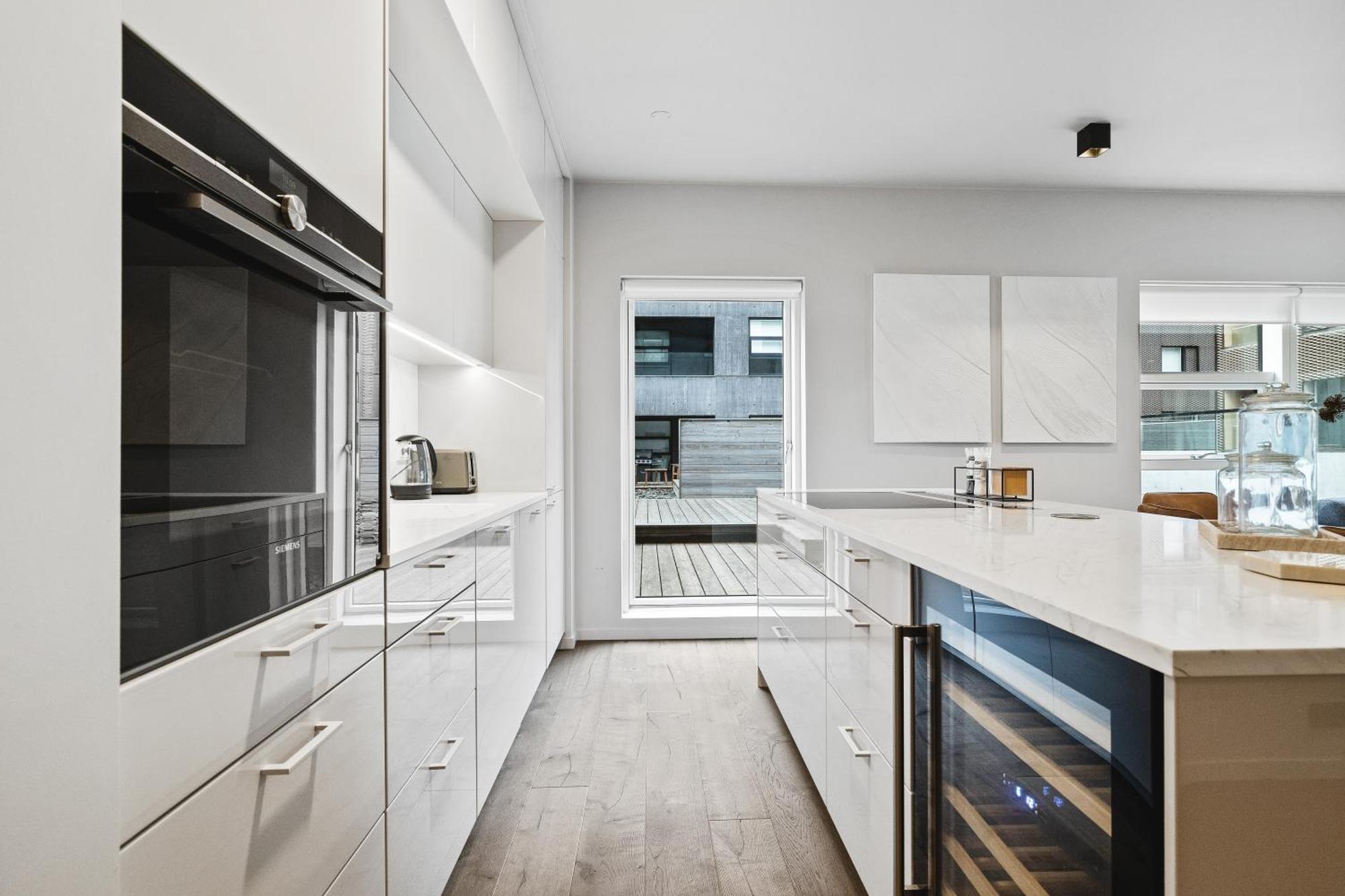Vibrant Hafnatorg I Spacious Property With Expansive Garage 雷克雅維克 外观 照片