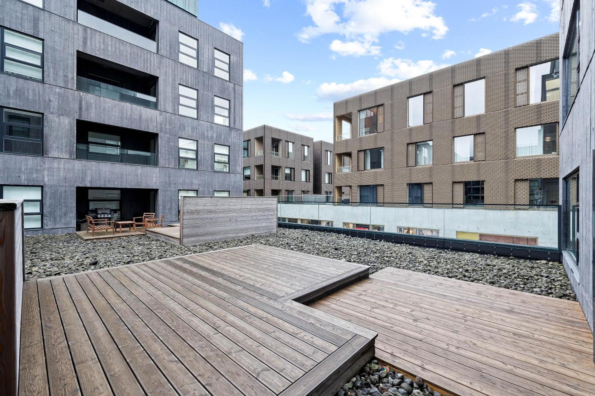 Vibrant Hafnatorg I Spacious Property With Expansive Garage 雷克雅維克 外观 照片