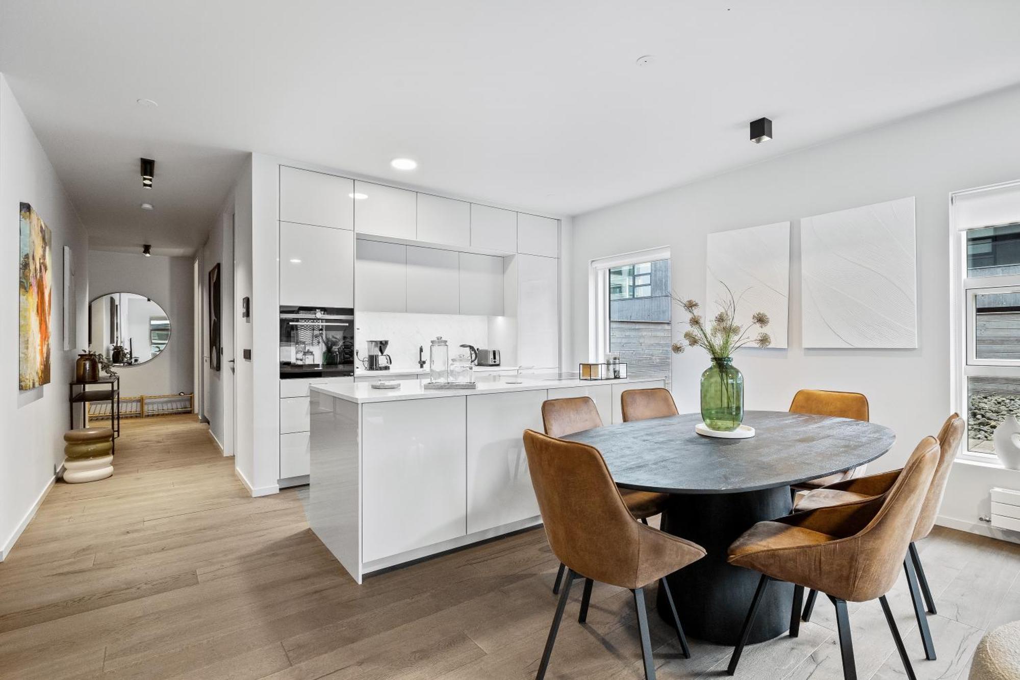 Vibrant Hafnatorg I Spacious Property With Expansive Garage 雷克雅維克 外观 照片