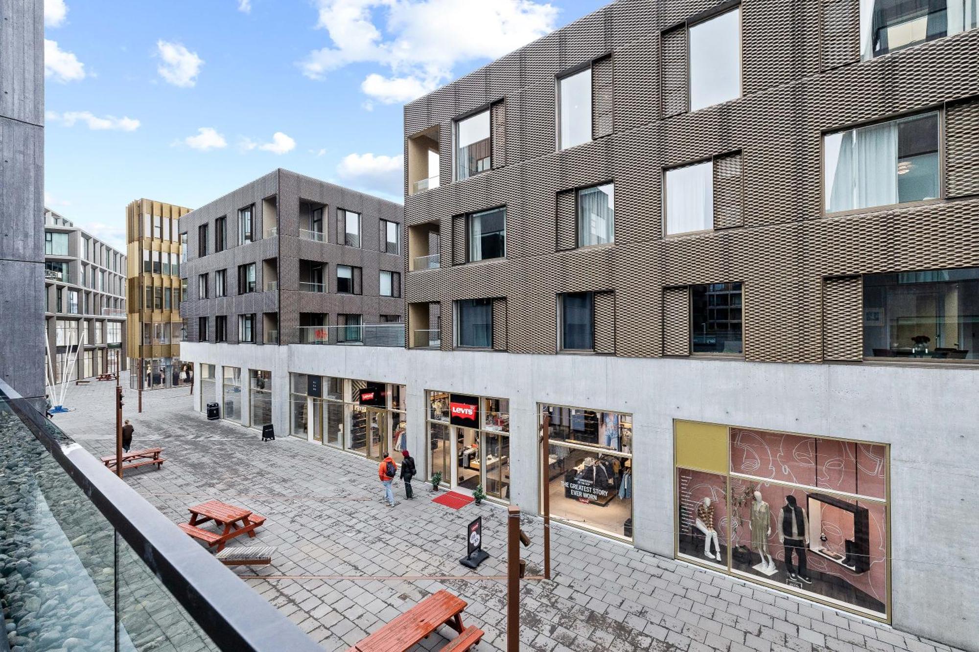 Vibrant Hafnatorg I Spacious Property With Expansive Garage 雷克雅維克 外观 照片