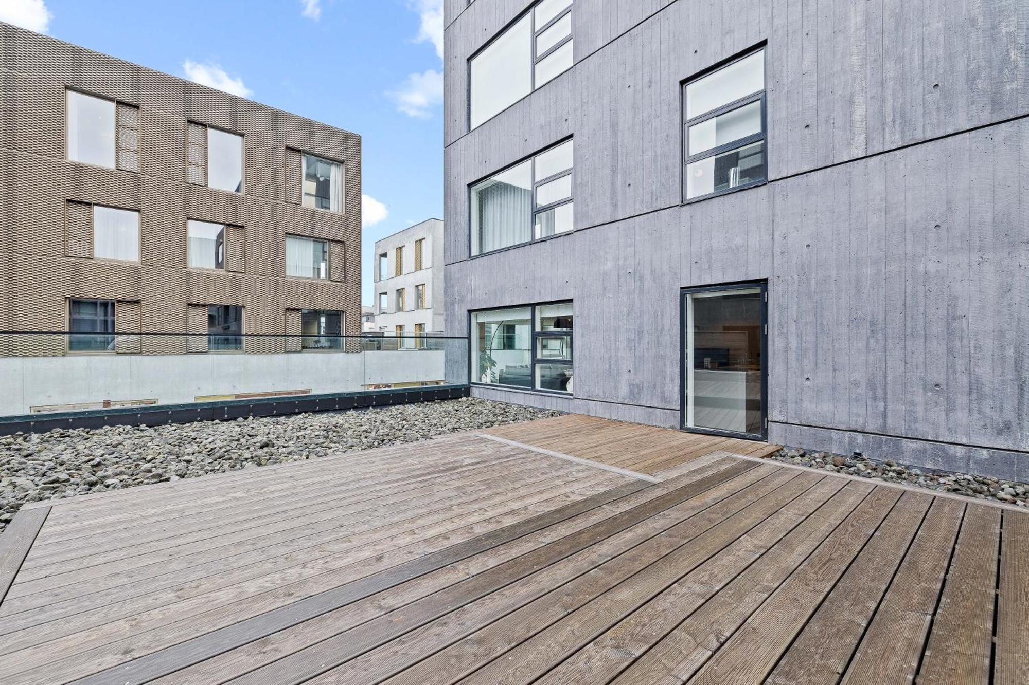 Vibrant Hafnatorg I Spacious Property With Expansive Garage 雷克雅維克 外观 照片