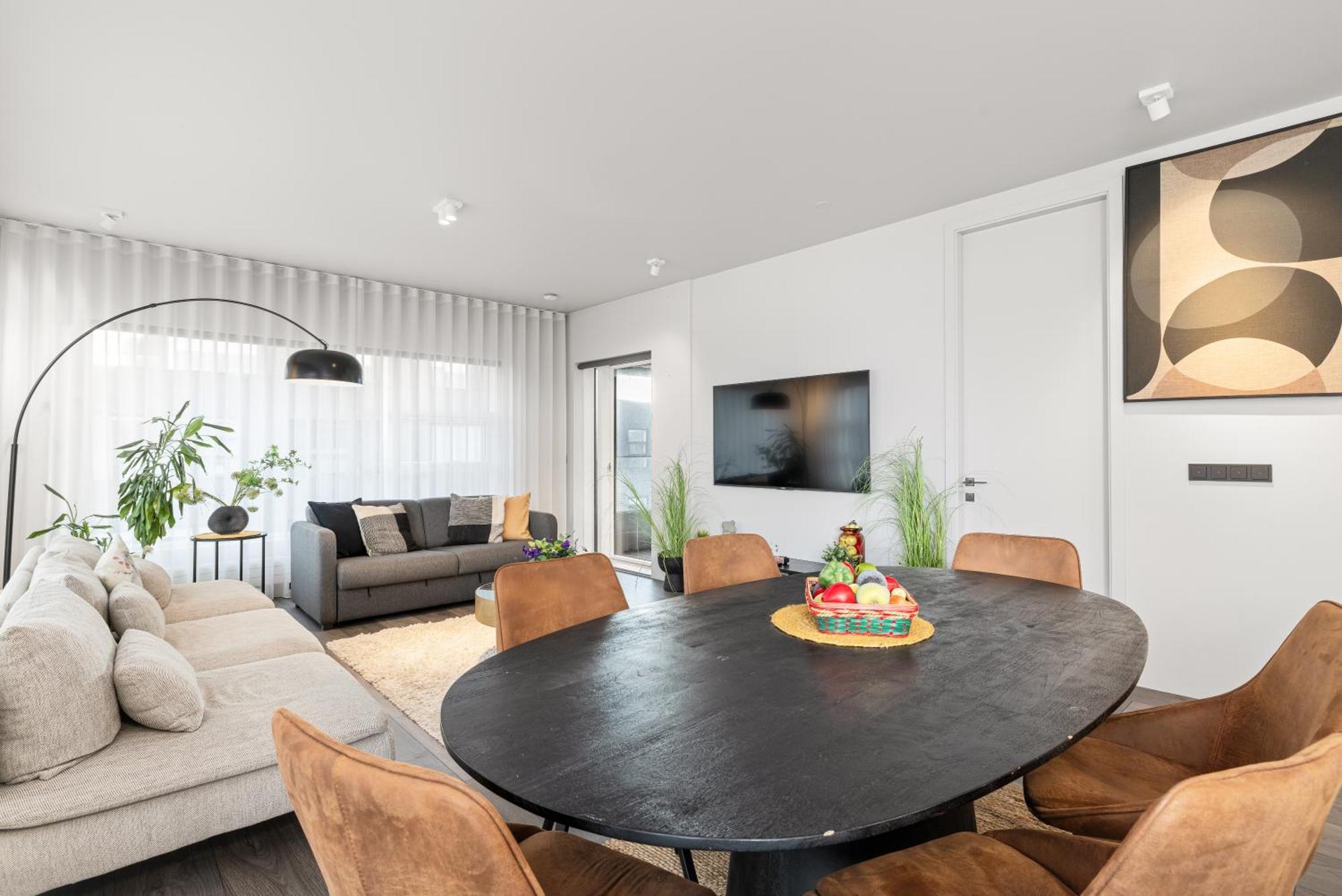 Vibrant Hafnatorg I Spacious Property With Expansive Garage 雷克雅維克 外观 照片