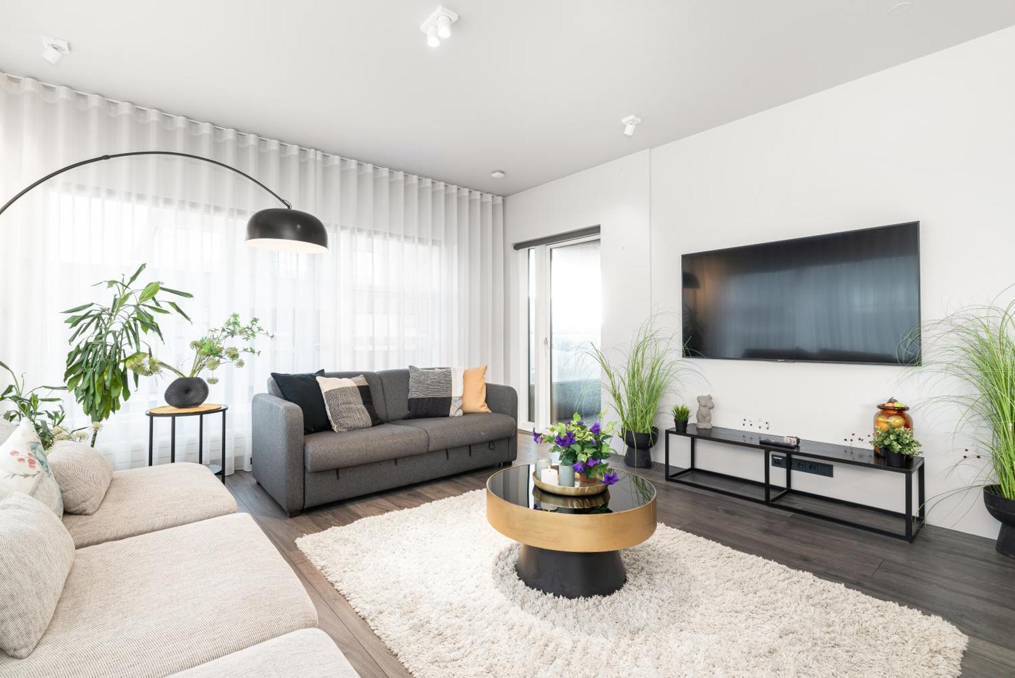 Vibrant Hafnatorg I Spacious Property With Expansive Garage 雷克雅維克 外观 照片