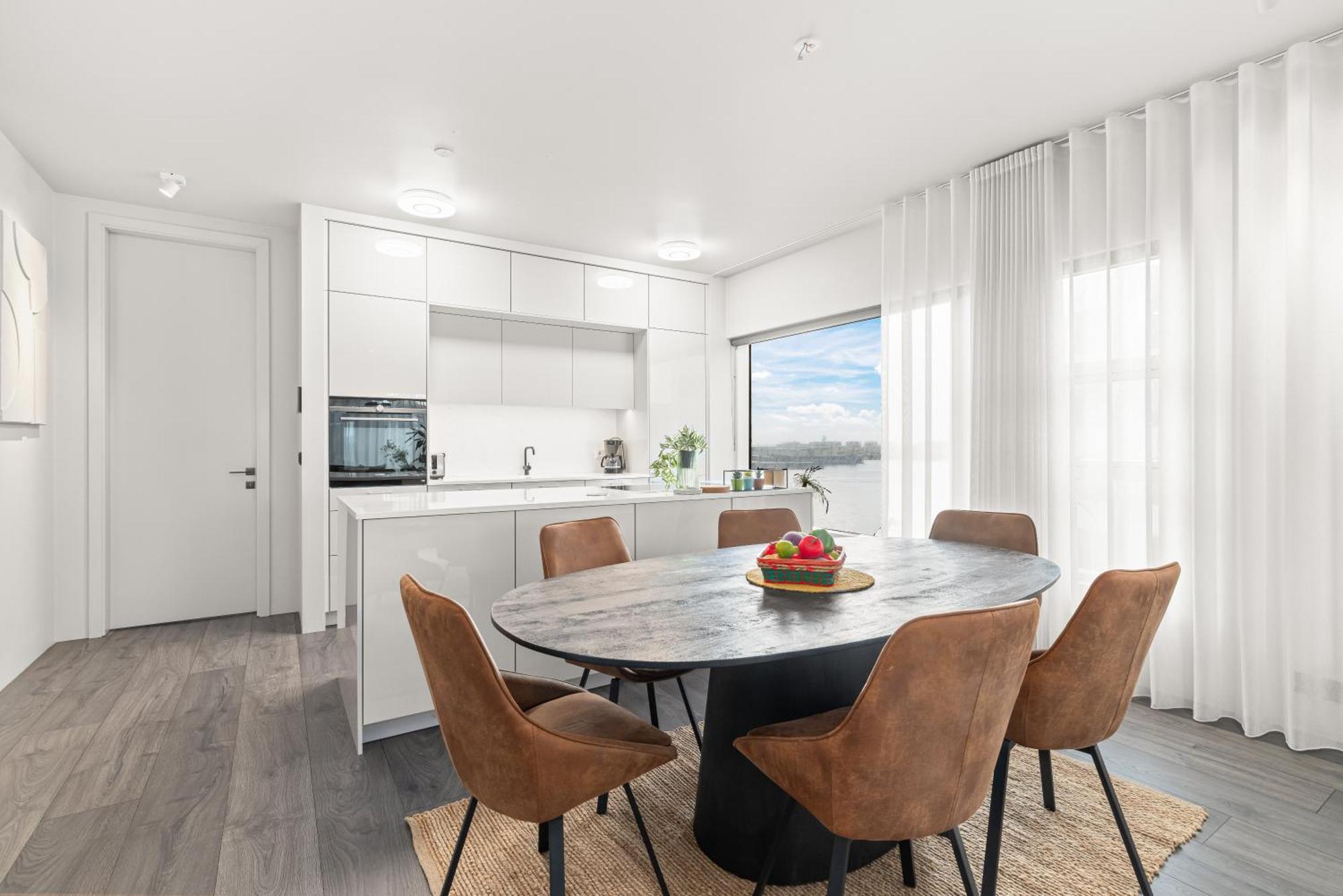 Vibrant Hafnatorg I Spacious Property With Expansive Garage 雷克雅維克 外观 照片