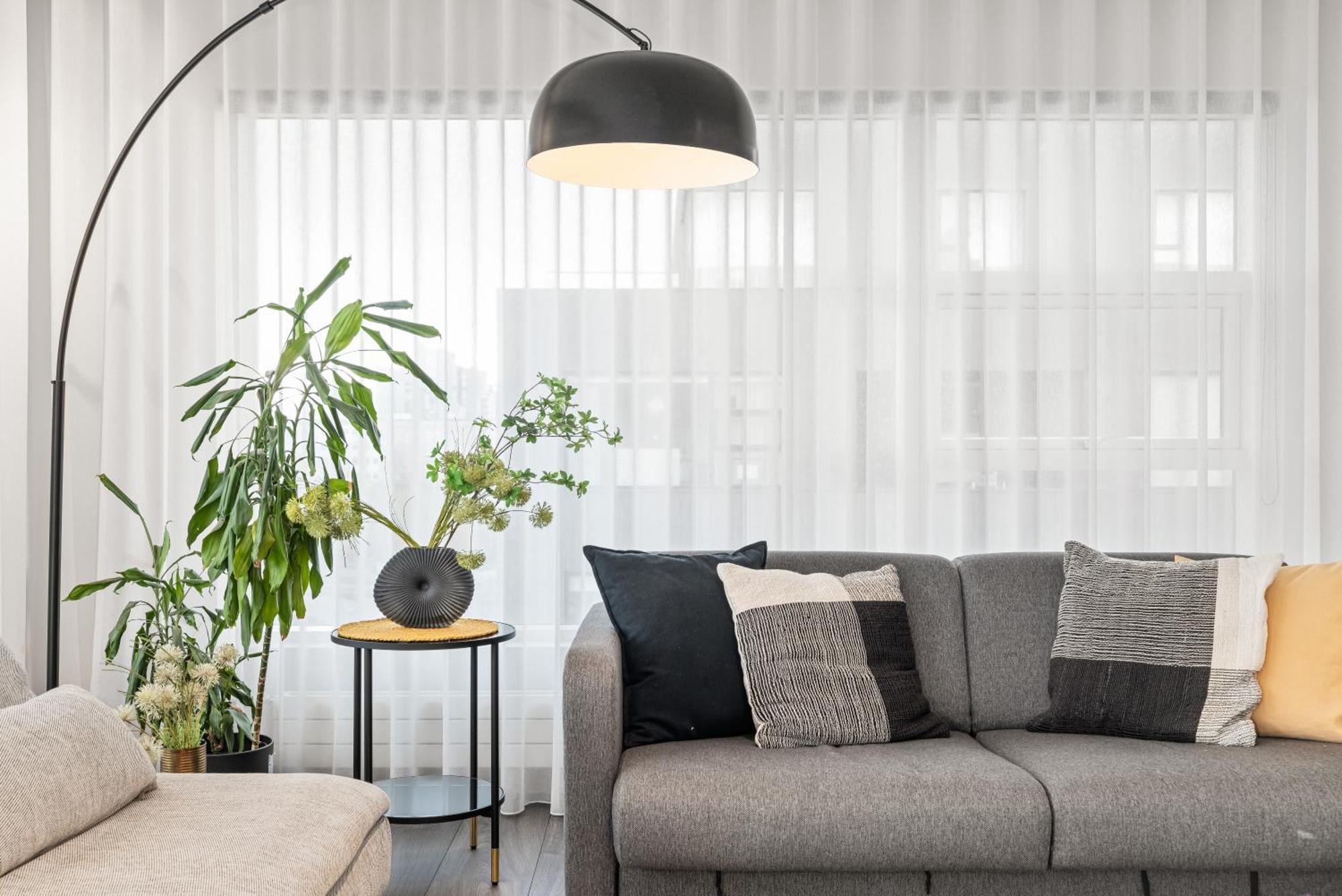 Vibrant Hafnatorg I Spacious Property With Expansive Garage 雷克雅維克 外观 照片