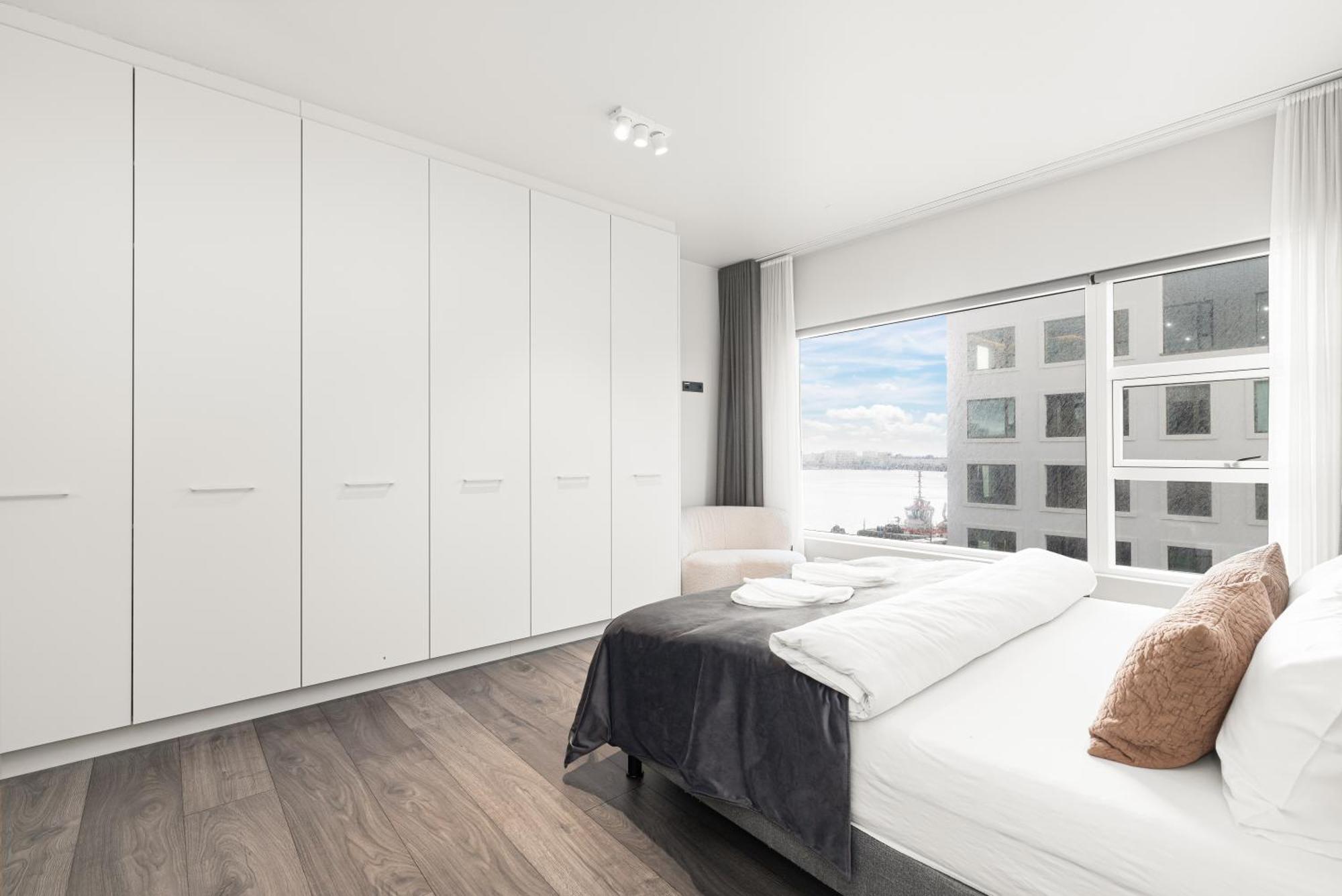Vibrant Hafnatorg I Spacious Property With Expansive Garage 雷克雅維克 外观 照片